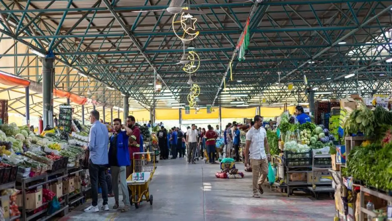 استقرار إمدادات رفوف متاجر دبي رغم استمرار اضطرابات حركة الشحن العالمية